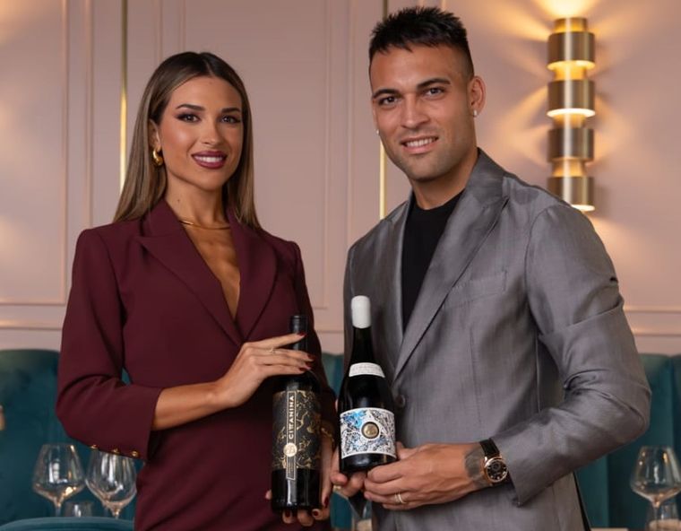 Agustina Gandolfo y Lautaro Martínez inaugurarán la primera etapa del mega proyecto vitivinícola que tienen en Mendoza.