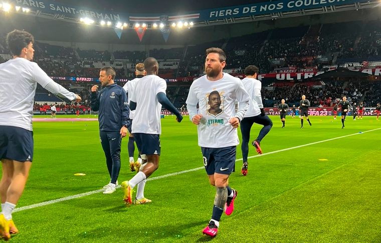 Lionel Messi - Pelé El argentino hizo la entrada en calor con una remera que dice eterno rey, en honor al fallecido exfutbolista.
