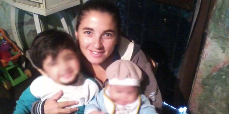 La oficial Brenda González junto a sus hijos. Foto: Internet