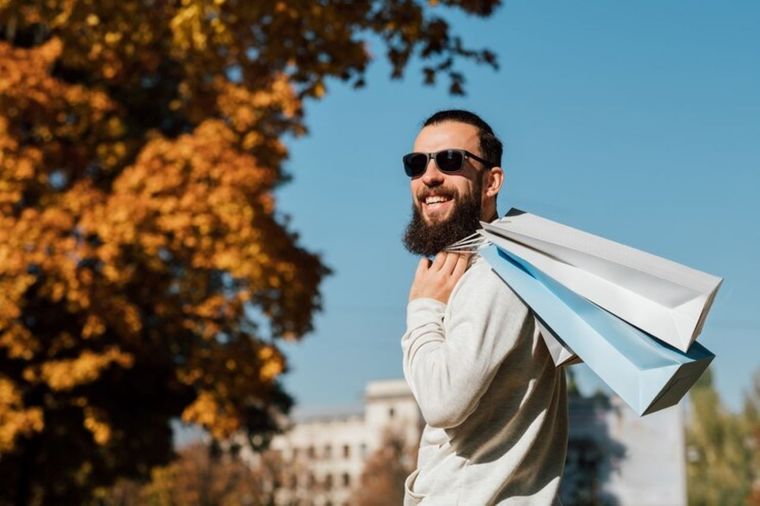 ¿Necesitás prendas nuevas y con precios accesibles? ¡Mirá los looks de Otra Vuelta! Foto: Freepik