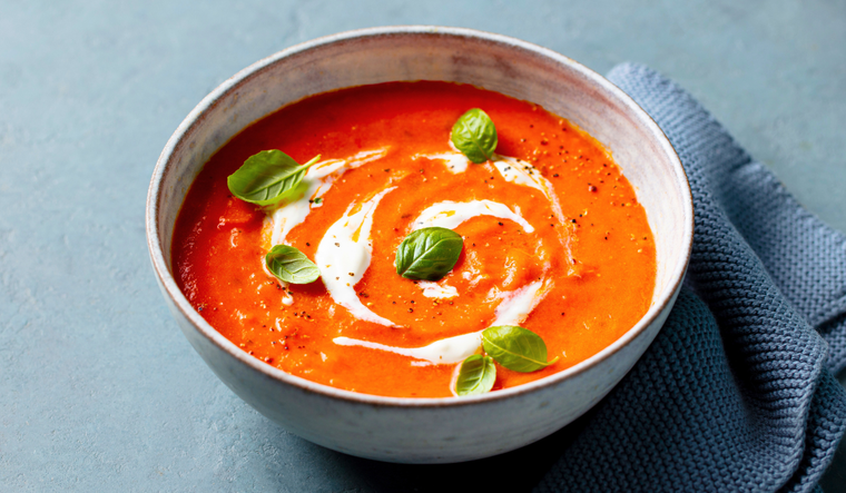 Esta receta de sopa fría de tomate se consume especialmente en verano por su poder refrescante Esta receta de sopa fría de tomate se consume especialmente en verano por su poder refrescante