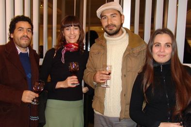 MDZol | David Cepero, Nury Bertone, el artista Carlos Escoriza y la ilustradora Verónica Irrazábal disfrutando la obra de Rep. Foto: Mariela Encina / MDZ