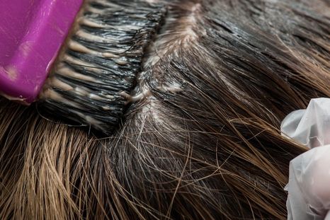 Para teñirte el cabello en casa debes seguir ciertos pasos aconsejados por loe especialistas Foto: Shutterstock