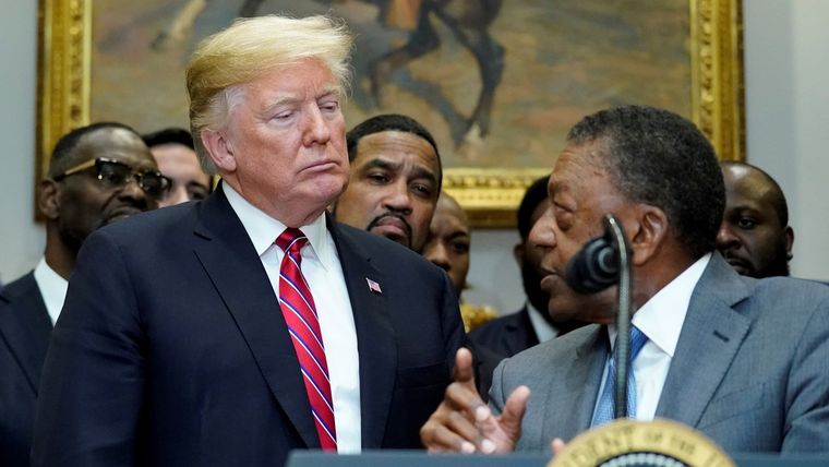 Robert Johnson (d) con Donald Trump en la Casa Blanca el 12 de diciembre de 2018.