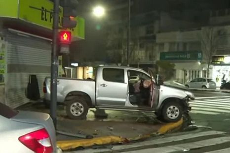Como consecuencia del choque múltiple, un joven de 33 años debió ser trasladado por el SAME al Hospital Piñero. Como consecuencia del choque múltiple, un joven de 33 años debió ser trasladado por el SAME al Hospital Piñero.