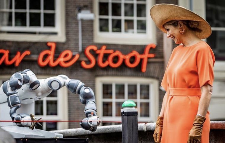 Máxima y el robot. Foto: Instagram @koninklijkhuis