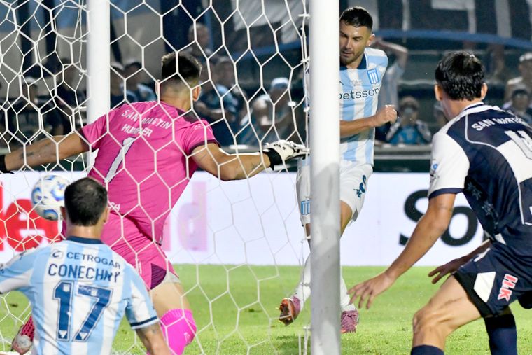 Adrián Martínez definió de zurda con el arco vacío tras la gran asistencia de Conechny.&nbsp;