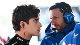 Franco Colapinto junto a Stuart Barlow, su ingeniero de pista en Alpine.