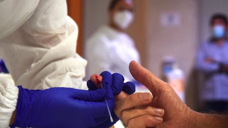 El test rápido creado por científicos del Conicet permite conocer el estadío de la enfermedad a través de la presencia de anticuerpos