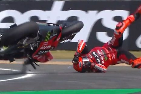 Marc Márquez voló por los aires sobre el final de la Sprint en Le Mans. Marc Márquez voló por los aires sobre el final de la Sprint en Le Mans.