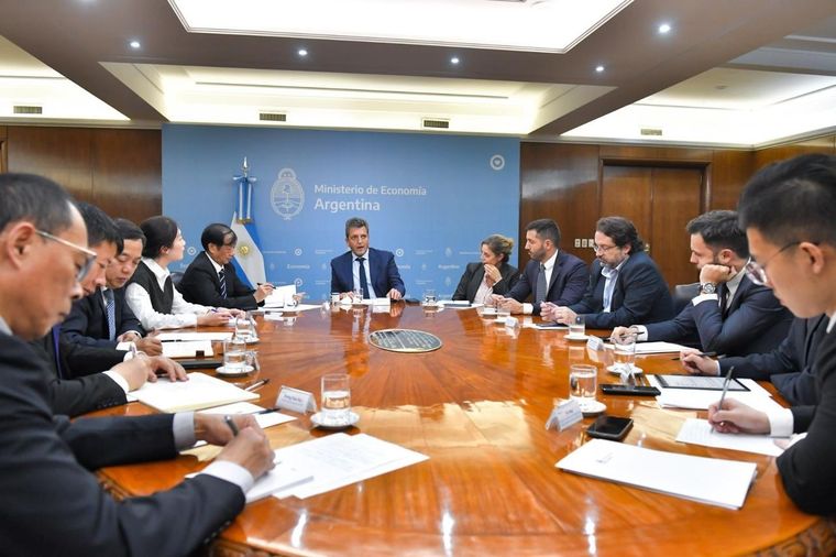 Gezhouba Group le anunció al ministro de Economía, Sergio Massa un desembolso para la represa de Santa Cruz Foto: Noticias Argentinas