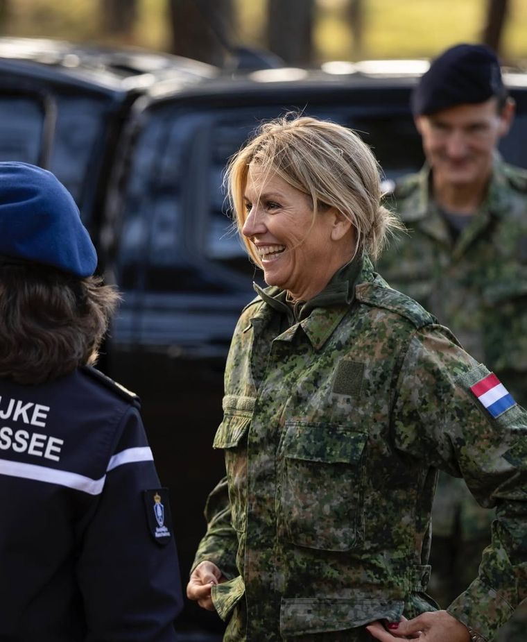 La monarca lució un atuendo de camuflaje y acompañó las prácticas de la Real Policía Militar con energía y entusiasmo. La monarca lució un atuendo de camuflaje y acompañó las prácticas de la Real Policía Militar con energía y entusiasmo.