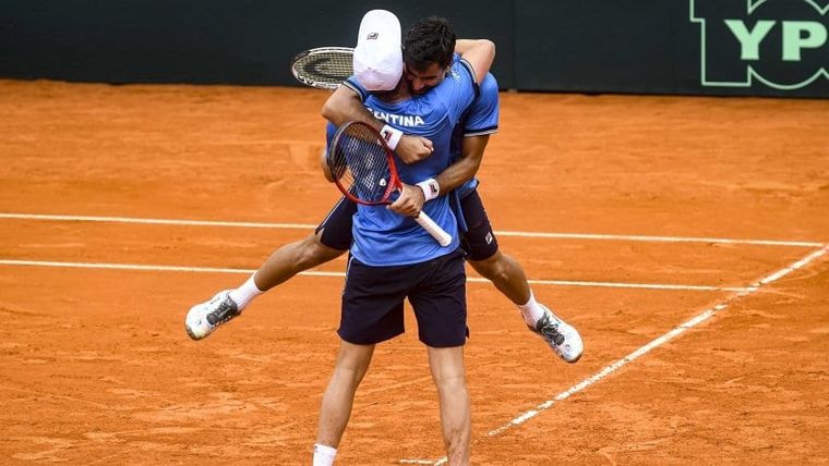 La dupla argentina logró el tercer punto de la serie y liquidó la llave ante República Checa. Foto: Publicada en TyC Sports