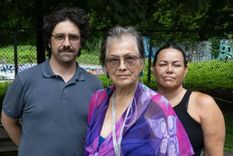 Kahentinetha (en el centro) y Kwetiio (a la derecha) llevan más de dos años en los tribunales, asistidas por el antropólogo Philippe Blouin. Foto: Getty Images