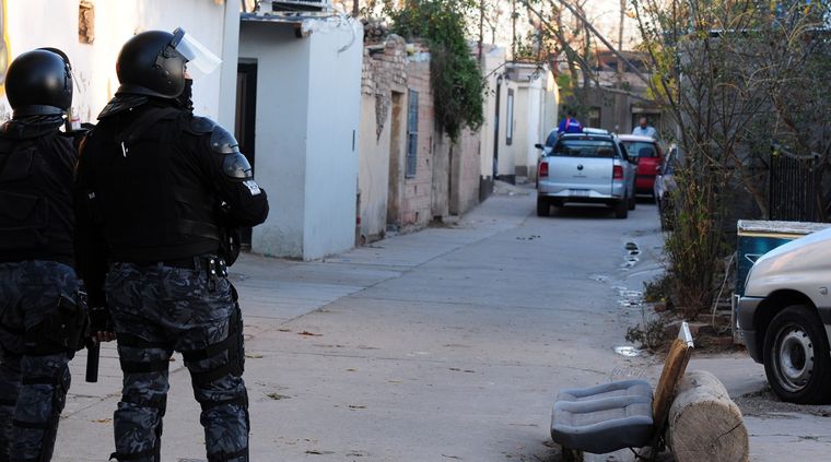 Tres tiros A lo largo de la semana, las bandas rivales se habían avisado. El viernes finalmente hubo sangre. Imagen ilustrativa. Foto: ALF PONCE MERCADO / MDZ