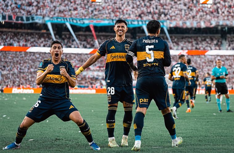 Miguel Merentiel festeja con Bareiro y el propio Paredes el penal que Leandro cambió por el 1-0 definitivo de Boca ante River.