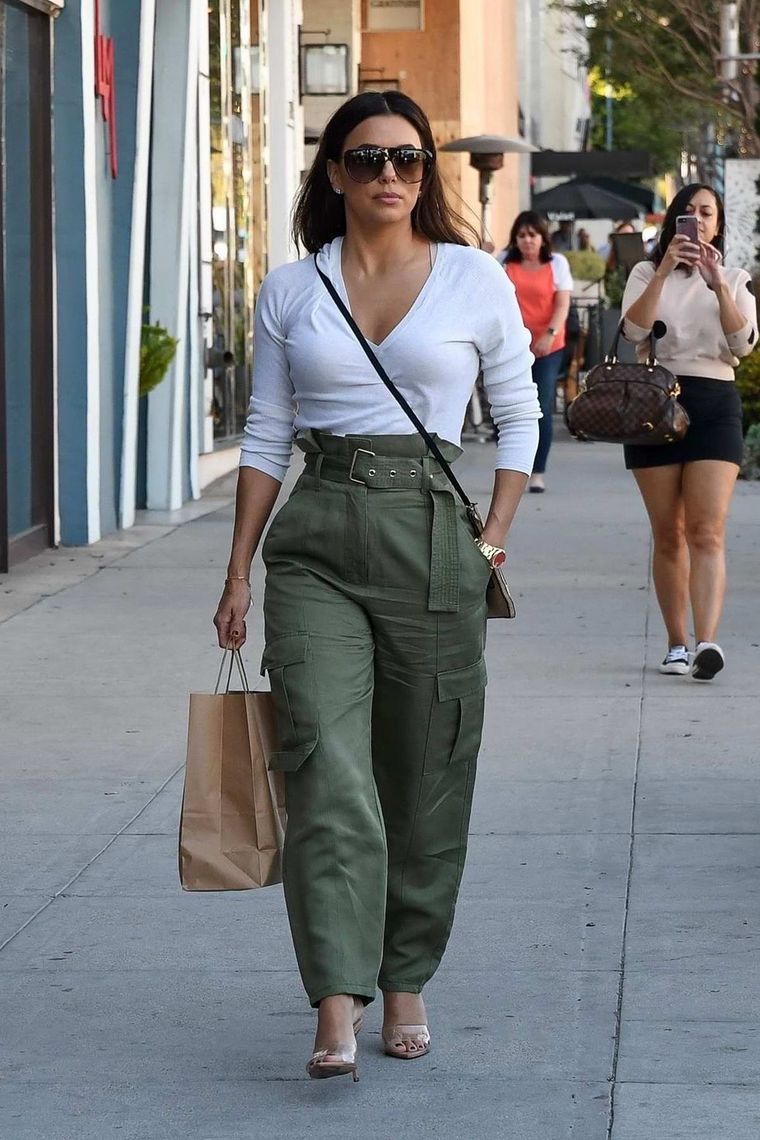 Eva Longoria muestra que el pantalón cargo es un must-have para las mujeres petite Foto: Celebs First