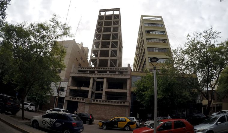 Son más de diez pisos de cemento al descubierto que llevan décadas sin avances y generan preguntas entre vecinos y transeúntes de la Ciudad de Mendoza. Son más de diez pisos de cemento al descubierto que llevan décadas sin avances y generan preguntas entre vecinos y transeúntes de la Ciudad de Mendoza.