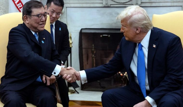Shigeru Ishiba, primer ministro de Japón, junto a Donald Trump. Foto Efe Shigeru Ishiba, primer ministro de Japón, junto a Donald Trump. Foto Efe
