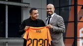 Nigel de Jong presentó a Xavi como el nuevo DT de la Selección de Países Bajos. Nigel de Jong presentó a Xavi como el nuevo DT de la Selección de Países Bajos.