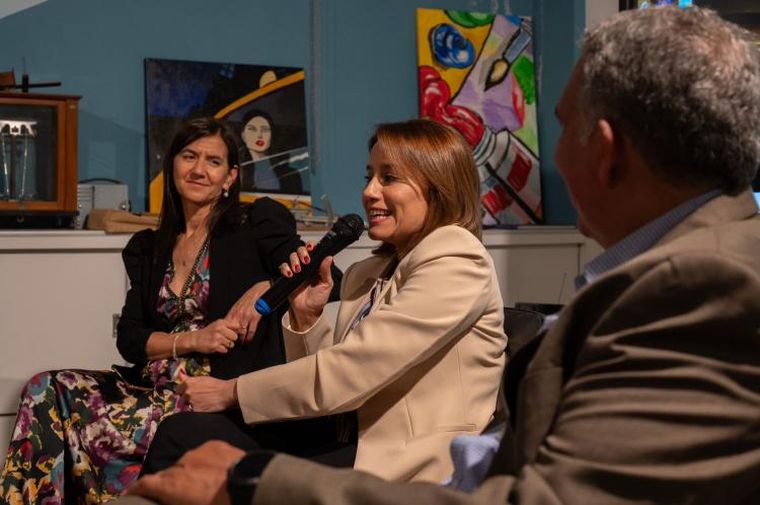 La reunión, que contó con la presencia de numerosos empresarios locales. La reunión, que contó con la presencia de numerosos empresarios locales.