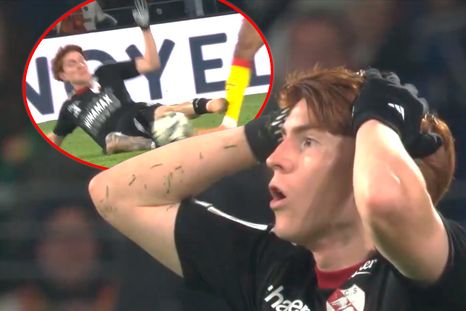 Barco no podía creer su expulsión ante Lens. Barco no podía creer su expulsión ante Lens.