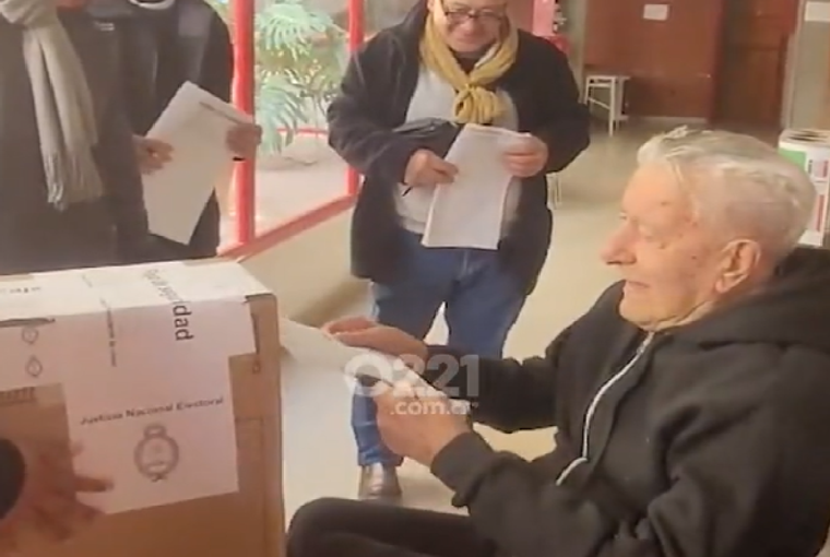 Américo Smith es un abuelo de 102 años que votó en La Plata. Foto: Captura de pantalla.