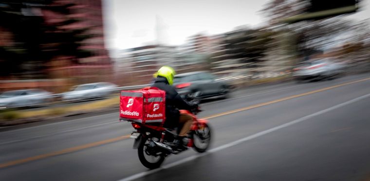 Sergio Massa y Javier Milei a la caza del voto delivery