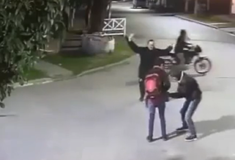 El momento en que padre e hijo son asaltados Foto: Captura de video.