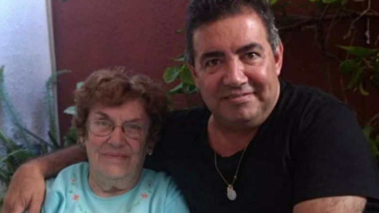 Diego Pérez junto a su madre