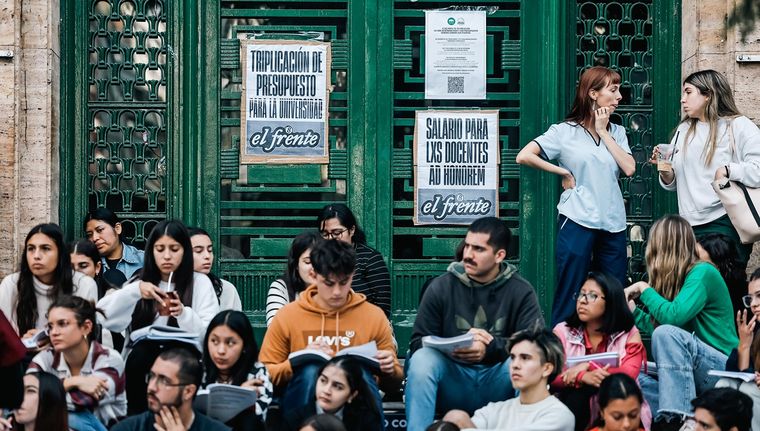 El martes 23 de abril se realizó una marcha multitudinaria en reclamo por el presupuesto asignado a las universidades nacionales por el Gobierno nacional Foto: EFE