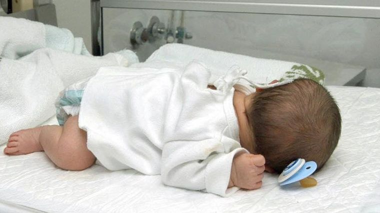 La beba fue hallada en el baño con hipotermia y otras complicaciones