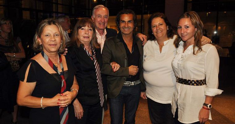 Olga Rosso, Silvia Abadía, Miguel Rosso, Mónica Pescarmona y Silvina Huertas no quisieron perderse la foto con Wilkins (centro). Foto: Gerardo Gómez/MDZ