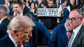 Con carteles y sin aplausos, así respondieron algunos demócratas, al discurso de Trump. Con carteles y sin aplausos, así respondieron algunos demócratas, al discurso de Trump.