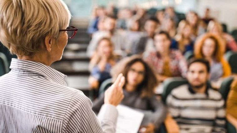 Muchos de nuestros maestros provienen de los niveles más pobres y las facultades de educación no se destacan por ser las que tienen ni el mejor profesorado ni los mejores planes de estudios, dice Francisco Cajiao.