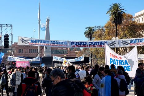 Cristina Fernández de Kirchner recibió el apoyo de cientos de miles de personas en Plaza de Mayo. Cristina Fernández de Kirchner recibió el apoyo de cientos de miles de personas en Plaza de Mayo.