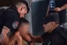 El momento del rescate de los policías al niño Foto: Captura de video El momento del rescate de los policías al niño Foto: Captura de video