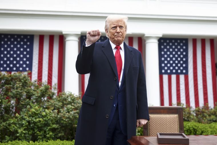 El presidente de EE.UU. Donald Trump mantiene la presión sobre Jerome Powell para desandar más rápidamente el perfil de las tasas de interés de la Fed. Foto: EFE