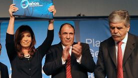 El extitular de AySA, Carlos Ben, junto a Cristina Fernández de Kirchner y Julio De Vido en un acto de la firma de agua y saneamiento realizado en Bernal en 2012. El extitular de AySA, Carlos Ben, junto a Cristina Fernández de Kirchner y Julio De Vido en un acto de la firma de agua y saneamiento realizado en Bernal en 2012.