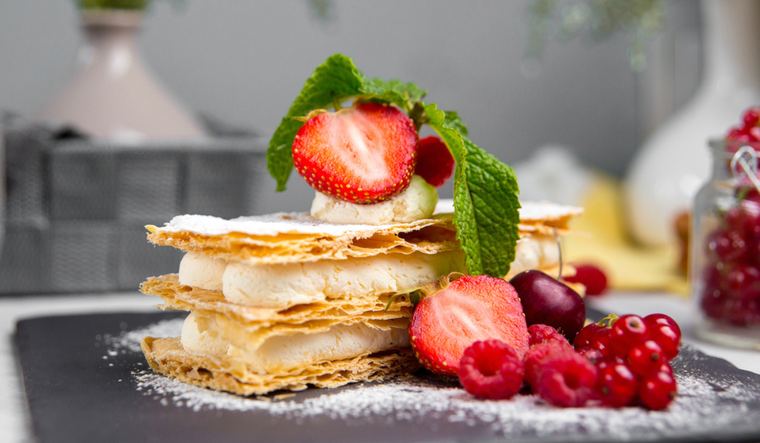 Secretos para un perfecto milhojas con crema pastelera y frutas rojas Foto: Shutterstock