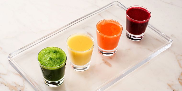 Los shots saludables,  en ayunas por la mañana, suben las defensas, otorgan esa cuota de energía necesaria para arrancar el día. Foto: The Today Show - https://media-cldnry.s-nbcnews.com/image/upload/newscms/2019_30/1463292/wellness-shots-today-main-190722.jpg