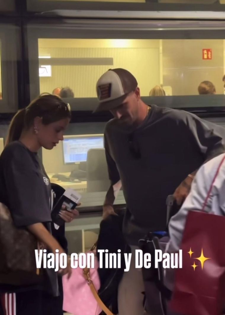 En la imagen, se puede ver un anillo dorado en el dedo anular de la cantante. En la imagen, se puede ver un anillo dorado en el dedo anular de la cantante.