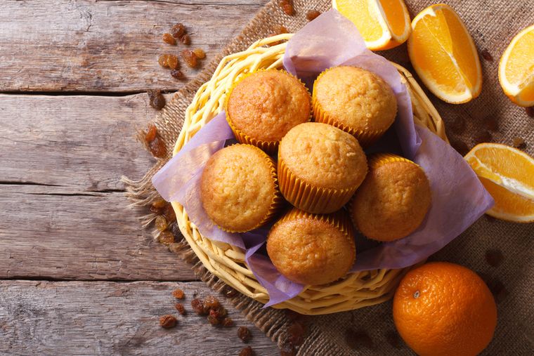 El jugo de naranja no solo aporta sabor en esta receta, también ayuda a que los muffins queden más húmedos y esponjosos. El jugo de naranja no solo aporta sabor en esta receta, también ayuda a que los muffins queden más húmedos y esponjosos.