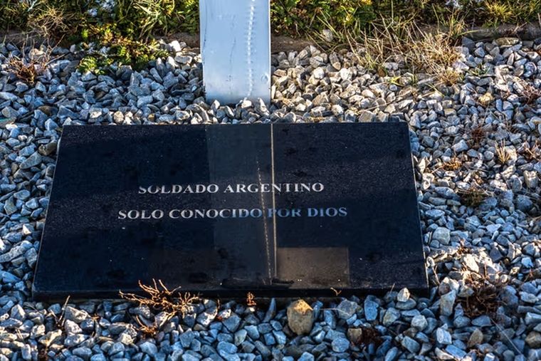 Así es la placa que llevan las tumbas en el cementerio de Puerto Darwin, en las Islas Malvinas puntualmente en Isla Soledad. Así es la placa que llevan las tumbas en el cementerio de Puerto Darwin, en las Islas Malvinas puntualmente en Isla Soledad.
