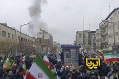 La columna de humo tras el bombardeo de Israel durante la marcha.