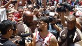 Lucas Paquetá llegó a Río de Janeiro y fue recibido por una multitud de hinchas de Flamengo. Lucas Paquetá llegó a Río de Janeiro y fue recibido por una multitud de hinchas de Flamengo.