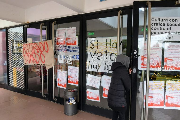 Así amaneció el Anexo del Rectorado en la UNCuyo. Foto: ALF PONCE MERCADO / MDZ