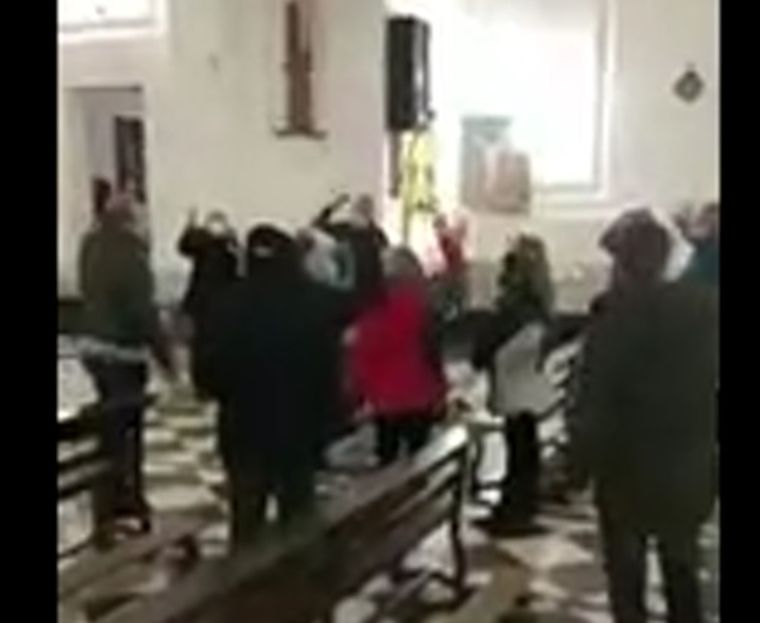 Los fieles cantaron la marcha frente a la cruz