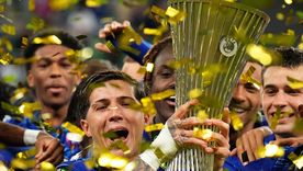El festejo de Enzo con la copa. El volante de la Selección argentina marcó un gol y dio una asistencia en la final. ¿Se va al Real Madrid? Foto: @Conf_League