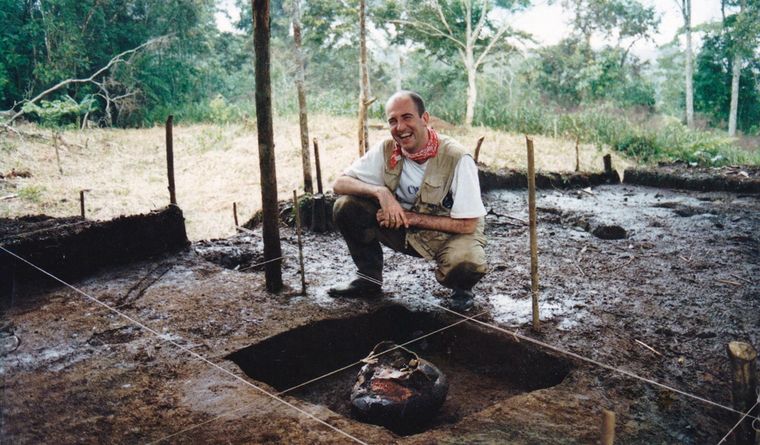 El arqueólogo Stéphen Rostain posa junto a una jarra de cerámica para cerveza dulce de maíz (chicha). Foto: Efe.